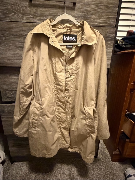 totes Jackets & Blazers - totes Lightweight Khaki Trench Coat
